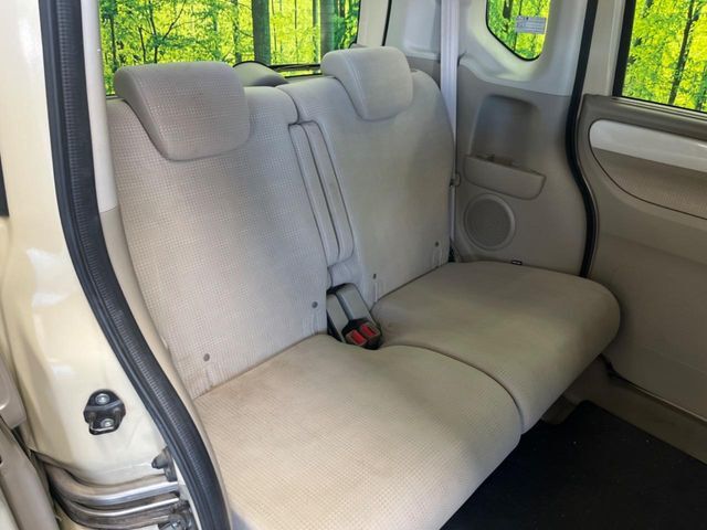 後部座席も気になるようなキズ・汚れやへたり等、大きなダメージはなく、良好な状態です。