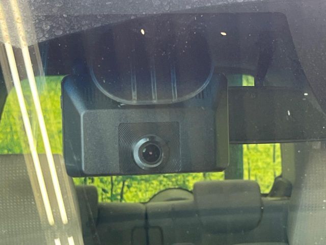 【ドライブレコーダー】安心・安全なカーライフに必須のドライブレコーダーを装備！走行中はもちろん、あおり運転や事故に遭遇した際の状況も映像で記録し、万一のリスクに備えます。