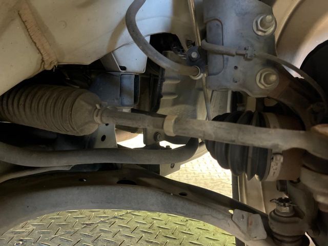 お車を安心してお乗りいただく為には、足回りの定期点検が欠かせません。サービスサポート（有償保証）では無料点検もご提供しており、安心のカーライフをお過ごしいただけるサポート体制が整っています。