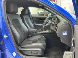 体を包み込む形のシートなので、長時間運転しても疲れません。