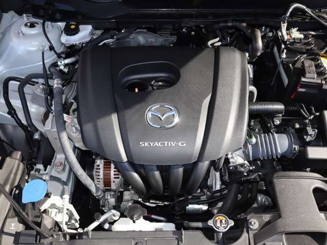 「SKYACTIV-G（ガソリン）」は、規格外の高圧縮を実現し、世界のエンジン技術者に驚きを与えました。さらに、それを維持したままノッキングの発生を抑え、熱効率を向上、走りにも寄与したエンジンです。