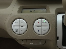 ◆オートエアコン装備◆　お好みの温度を設定をするだけで、後は、自動で風量を調節してくれます！快適にドライブが楽しめます。