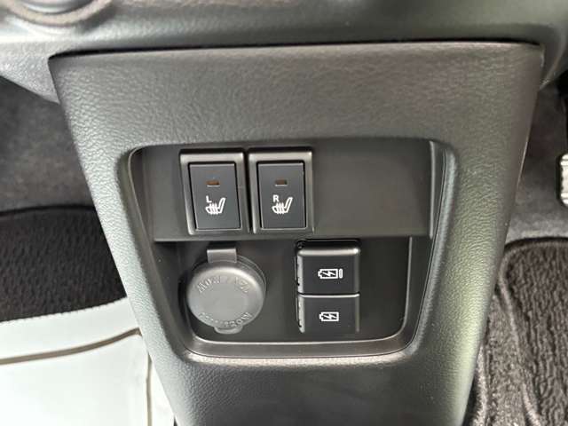 運転席・助手席にシートヒーターがついています。