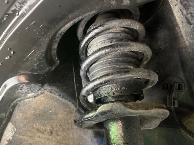 お車を安心してお乗りいただく為には、足回りの定期点検が欠かせません。サービスサポート（有償保証）では無料点検もご提供しており、安心のカーライフをお過ごしいただけるサポート体制が整っています。