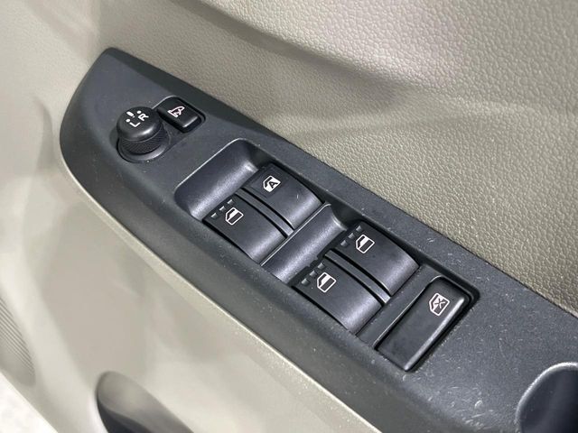 【電動格納ミラー】サイドミラーは電動格納式となっており、狭い駐車場でもキズがつくリスクを抑えられます。