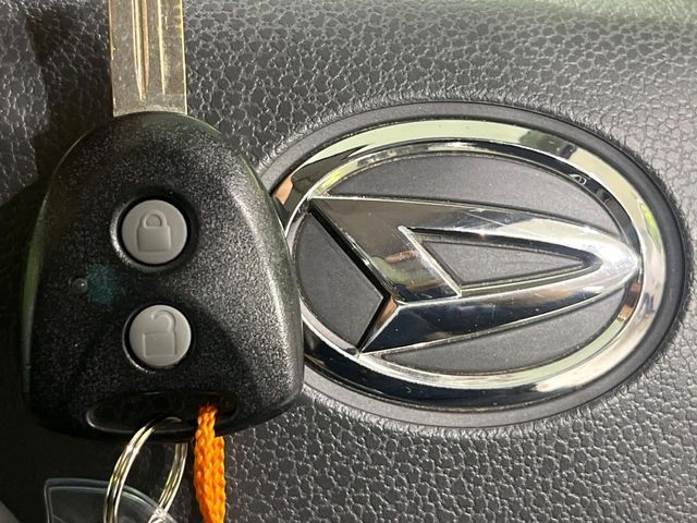 【キーレス】少し離れた場所からでもボタン一つでドアの開錠・施錠ができるのでとっても便利！ドアの鍵穴周りに傷をつけることもありません♪