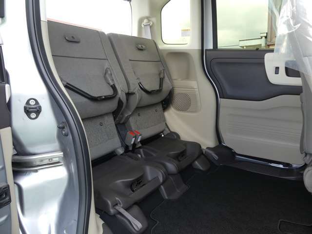 HONDA独自の機構。リアシートはチップアップ（跳ね上げ）する事により、背の高い荷物も楽々積み込みが可能です。より空間を有効にする為にも大変便利なシートアレンジです。