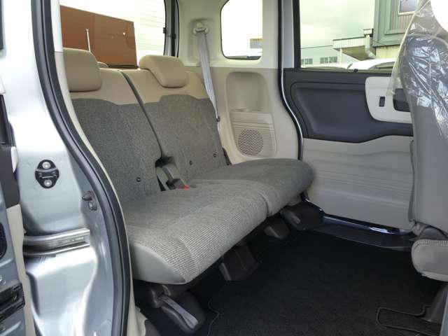 HONDA独自のセンタータンクレイアウトで実現した低床フロアにより、広大な室内空間と多彩なシートアレンジで他の追随を許さない、高いユーティリティーを発揮します