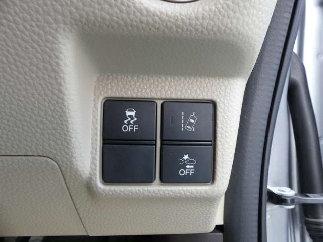 『VSA』（ABS＋TCS＋横滑り防止抑制）標準装備です。路外逸脱抑制機能、衝突軽減ブレーキ（CMBS)のスイッチです。