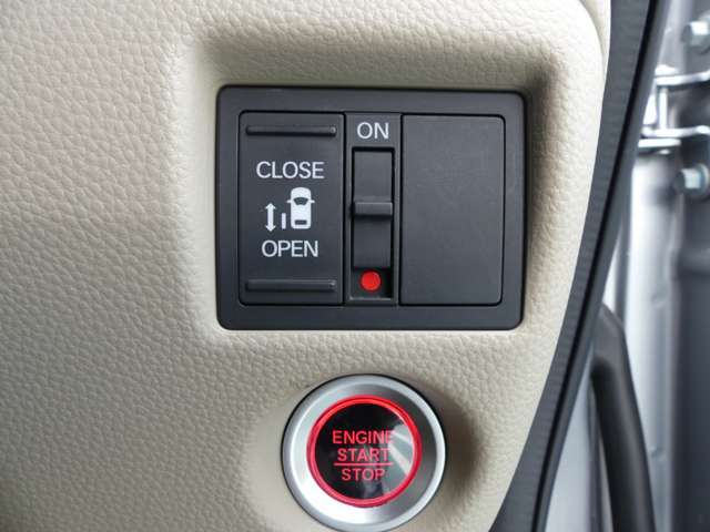 左側電動スライドドア（運転席から操作できます）