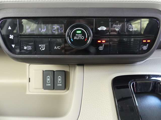 フルオートエアコン＋シートヒーター。充電用USB×2も装備されています。