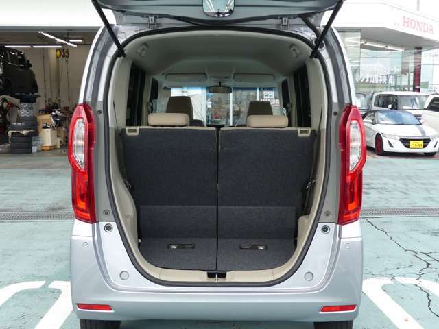 大口径なテールゲートは、その活用の幅を広げてくれます。幅広かつ低い床面で大きな荷物の出し入れが簡単になります！日々のショッピングやレジャー等、お客様のカーライフをより一層快適にしてくれます。