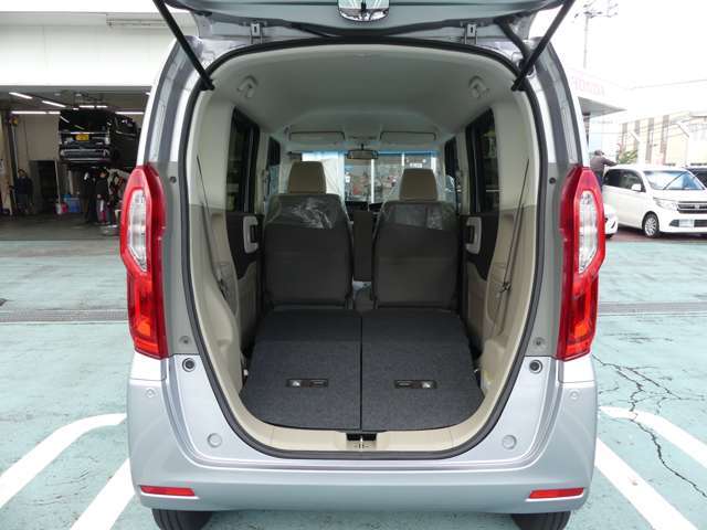 簡単に収納出来る後部座席。広大な空間が出現します。シートアレンジが多彩な点も特徴です。レジャー用品もたっぷりと積み込め、休日の過ごし方の楽しみを拡げてくれます。
