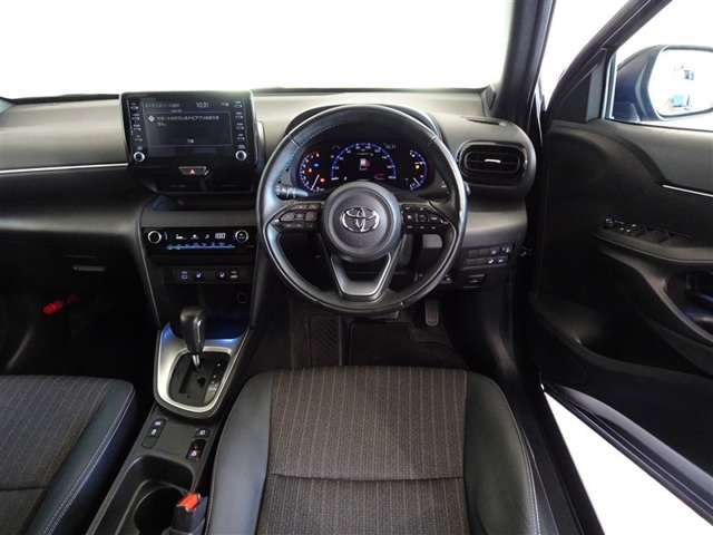 革巻きステアリングで快適な操作性の運転席です。