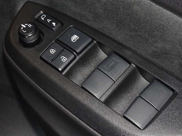 電動格納式ドアミラー・パワーウインドウを装備してます。