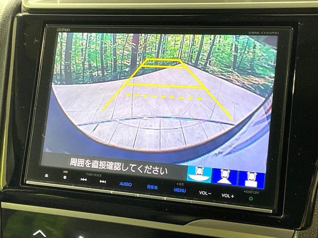 【バックカメラ】駐車時に後方がリアルタイム映像で確認できます。大型商業施設や立体駐車場での駐車時や、夜間のバック時に大活躍！運転スキルに関わらず、今や必須となった装備のひとつです！