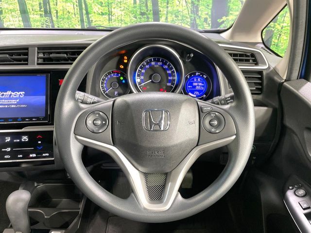 【ステアリングスイッチ】運転中、前方から目線をそらすことなく、オーディオ等の操作が可能な便利機能！安心＆快適なドライブを演出してくれます♪