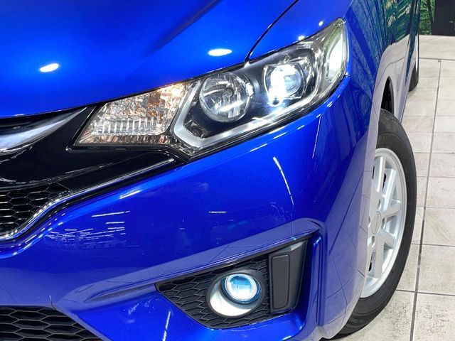 【LEDヘッドライト】悪天候や夜間走行時も良好な視界を確保し安心して運転できる高輝度LEDヘッドライトを装備！点灯速度が早く、消費電力も抑えられています。