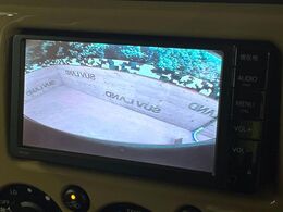 【バックカメラ】駐車時に後方がリアルタイム映像で確認できます。大型商業施設や立体駐車場での駐車時や、夜間のバック時に大活躍！運転スキルに関わらず、今や必須となった装備のひとつです！
