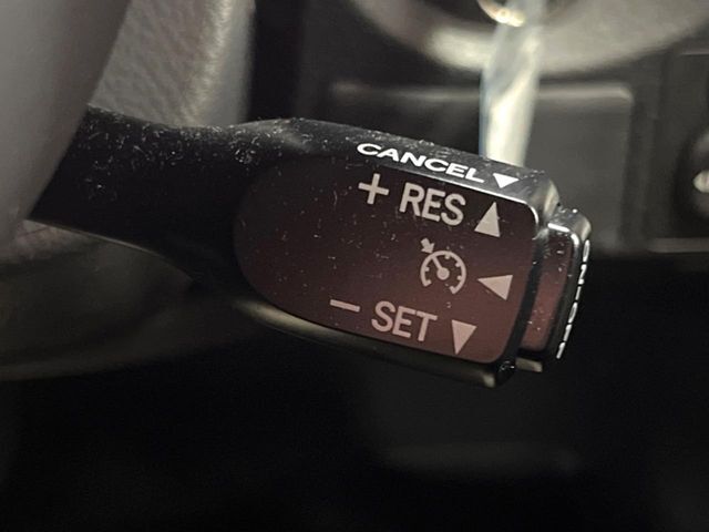 【クルーズコントロール】高速道路もラクラク走行。アクセルを離しても一定速度で走行ができ、長距離運転時の負担を軽減！加速・減速も簡単なスイッチ操作で調整できます。