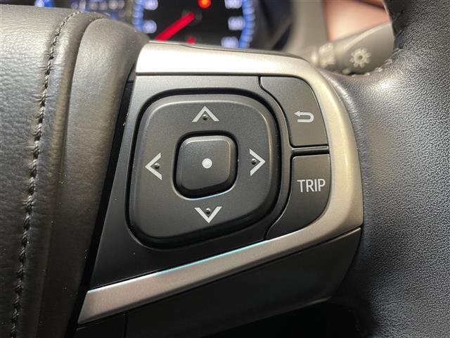 ステアリングスイッチを使うことで、「運転中電話に触れずに電話に出る」「カーオーディオを切り替える」「音量調節をする」といったハンズフリー操作を行うことができる。