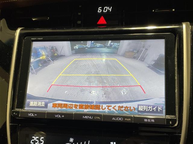 後退時に車両の後ろ側をモニター画面に表示します。車庫入れなどでバックする際に後方確認ができて便利です。車庫入れが苦手な人もこれで安心です♪