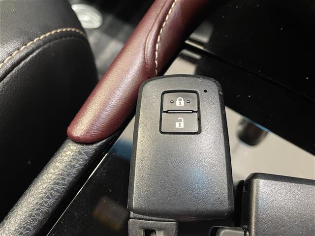 【スマートキー】キーをポケットやバックに入れたまま車のドアの解錠・施錠、エンジンのON/OFFが行えるキーのことです。