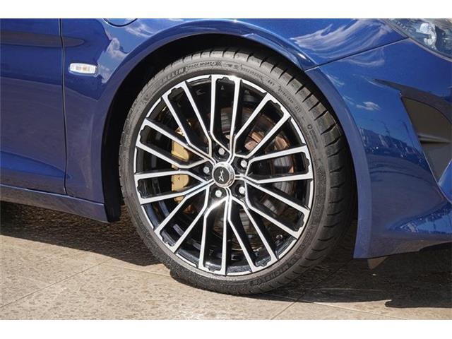 純正18インチブラックアロイホイール装備☆タイヤサイズはフロント205/40R18・リア235/40R18になります☆メーカーオプションのゴールドブレーキキャリパーも装備☆