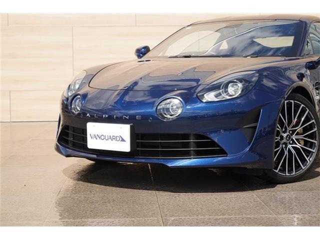 スポーティさだけでなくエレガンスさを持たせたGT☆空力性能とアルミ素材を使用し、軽量化を両立し、アルピーヌ伝統のデザイン製やアイデンティティを感じさせられるフロントデザイン☆