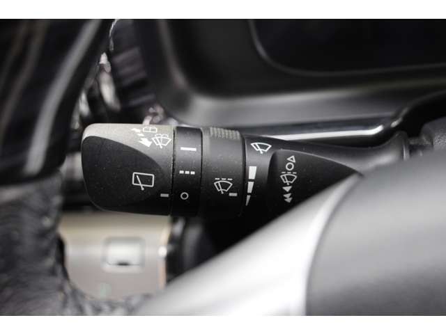 ウォッシャーレバーは使いやすく操作簡単。視界を素早くクリアにし、安全運転をサポートします。