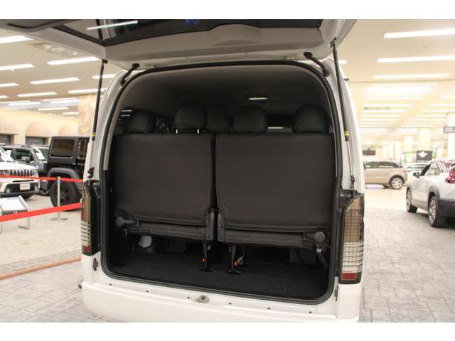荷物の積み込みしやすい広いバックドア。三列目シート搭載で多人数乗車が可能、日常の移動や旅行を快適にサポートします。