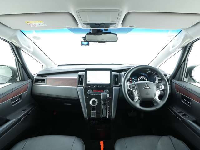 内装には木目調のパネルが使用されており、気品ある車内を演出してくれます！インパネ周辺は様々な機能を備えながらも扱いやすくスッキリとまとまっております！
