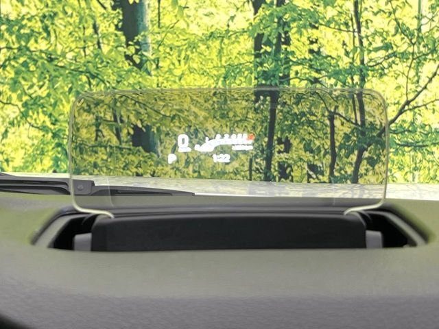 【ヘッドアップディスプレイ】現在の速度や走行情報をデジタル表示で運転席前方のガラスに投影！運転中、目線をずらさず必要な情報を確認できるのでとっても便利で安心！