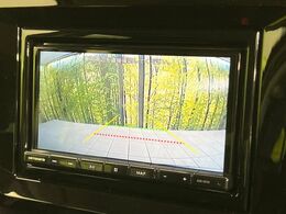 【バックカメラ】駐車時に後方がリアルタイム映像で確認できます。大型商業施設や立体駐車場での駐車時や、夜間のバック時に大活躍！運転スキルに関わらず、今や必須となった装備のひとつです！