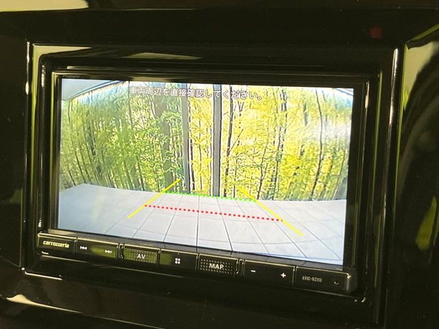 【バックカメラ】駐車時に後方がリアルタイム映像で確認できます。大型商業施設や立体駐車場での駐車時や、夜間のバック時に大活躍！運転スキルに関わらず、今や必須となった装備のひとつです！
