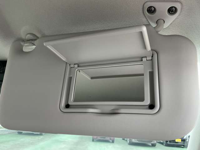 サンバイザー裏側に、お化粧用鏡のバニティミラーを装着。 信号待ちなどで手軽にメイクチェックができます。