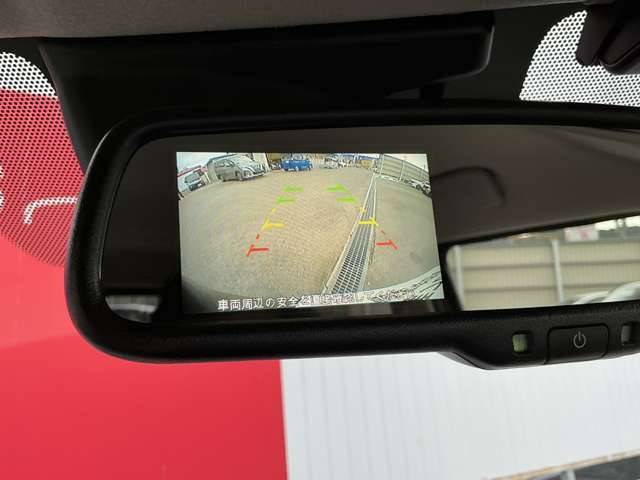 バックモニターはルームミラーにも映し出せます。