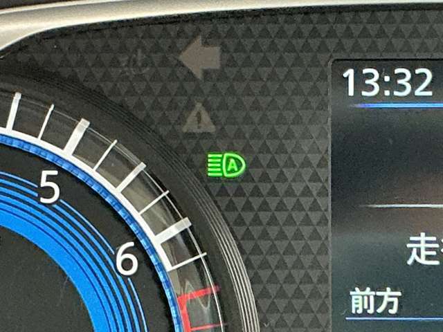 対向車のヘッドライトや街灯の明かり等を検知すると自動的にロービームに切替するハイビームアシストです。