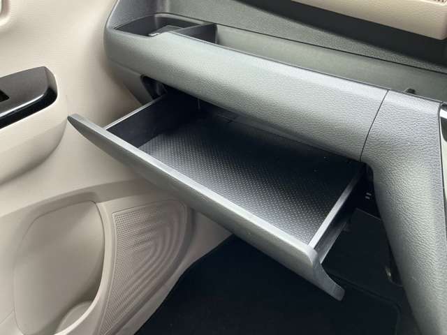 グローブボックス以外にもちょっとした収納スペースがあります。