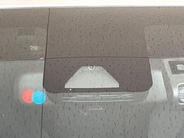 【トヨタセーフティセンス】走行中に前方の車両等を認識し、衝突しそうな時は警報とブレーキで衝突回避と被害軽減をアシスト。より安全にドライブをお楽しみいただけます。