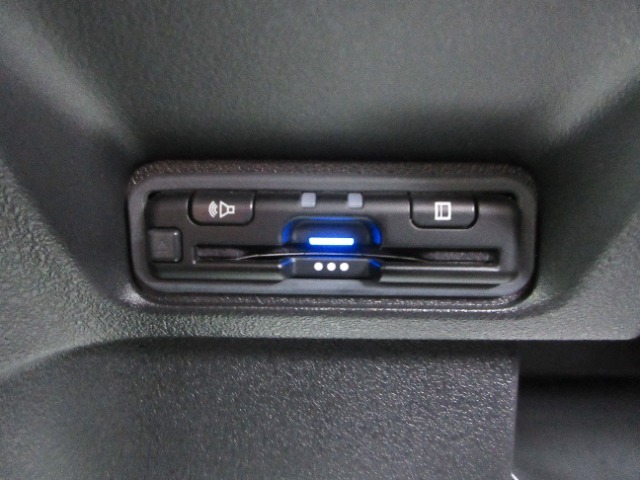 『ETC搭載』　高速利用時に便利なETCを搭載しております。高速道路での利用がスムーズになります！これで長旅も楽々♪納車時にセットアップをさせていただきますので、カードを差し込むだけでご利用いただけま