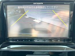【バックカメラ】駐車時に後方がリアルタイム映像で確認できます。大型商業施設や立体駐車場での駐車時や、夜間のバック時に大活躍！運転スキルに関わらず、今や必須となった装備のひとつです！
