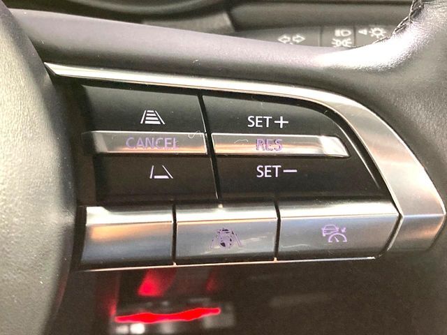 【マツダ・レーダークルーズコントロール】高速道路での長距離走行が楽に！自動で速度を保つクルーズコントロールが、衝突軽減システムと連携し、前方の車両を感知して車間を保つように速度調節してくれます！！