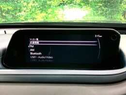 【8インチマツダコネクト】車内の雰囲気にマッチした大型のディスプレイ。スマホ接続でのナビ使用やBluetooth再生等、様々な機能が楽しめます。直感的なダイヤル操作が可能で、使い勝手も良好です。