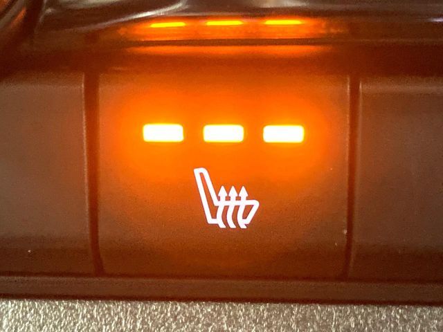 【シートヒーター】寒い日に重宝するシートヒーター！エアコンより早く温まってくれるので寒がりの人も安心ですね♪エアコンの温風は乾燥するから苦手、という方にもをおすすめです。