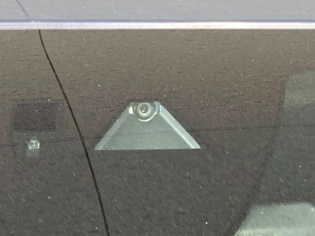 【スマートブレーキサポート】走行中に前方の車両等を認識し、衝突しそうな時は警報とブレーキで衝突回避と被害軽減をアシスト。より安全にドライブをお楽しみいただけます。