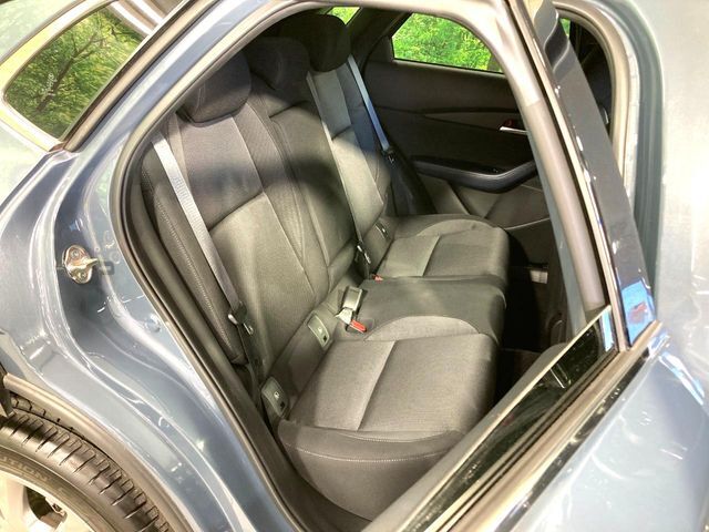 後部座席も気になるようなキズ・汚れやへたり等、大きなダメージはなく、良好な状態です。