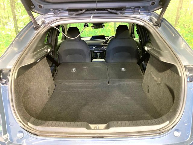 積み下ろしのしやすいデッキにはたっぷりと荷物を積み込んでいただけます。遊びから仕事まで、様々なシーンで頼れます♪