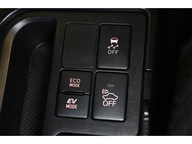 3つの走行モードがあります。『EVモード』はモーターのみで走行しガソリンを消費しないハイブリッド車ならではの環境にも優しい走行です。