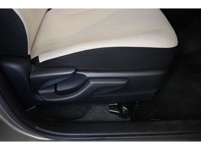運転席シートリフター装備！シートの上下調整で運転操作の視界を確保できます。